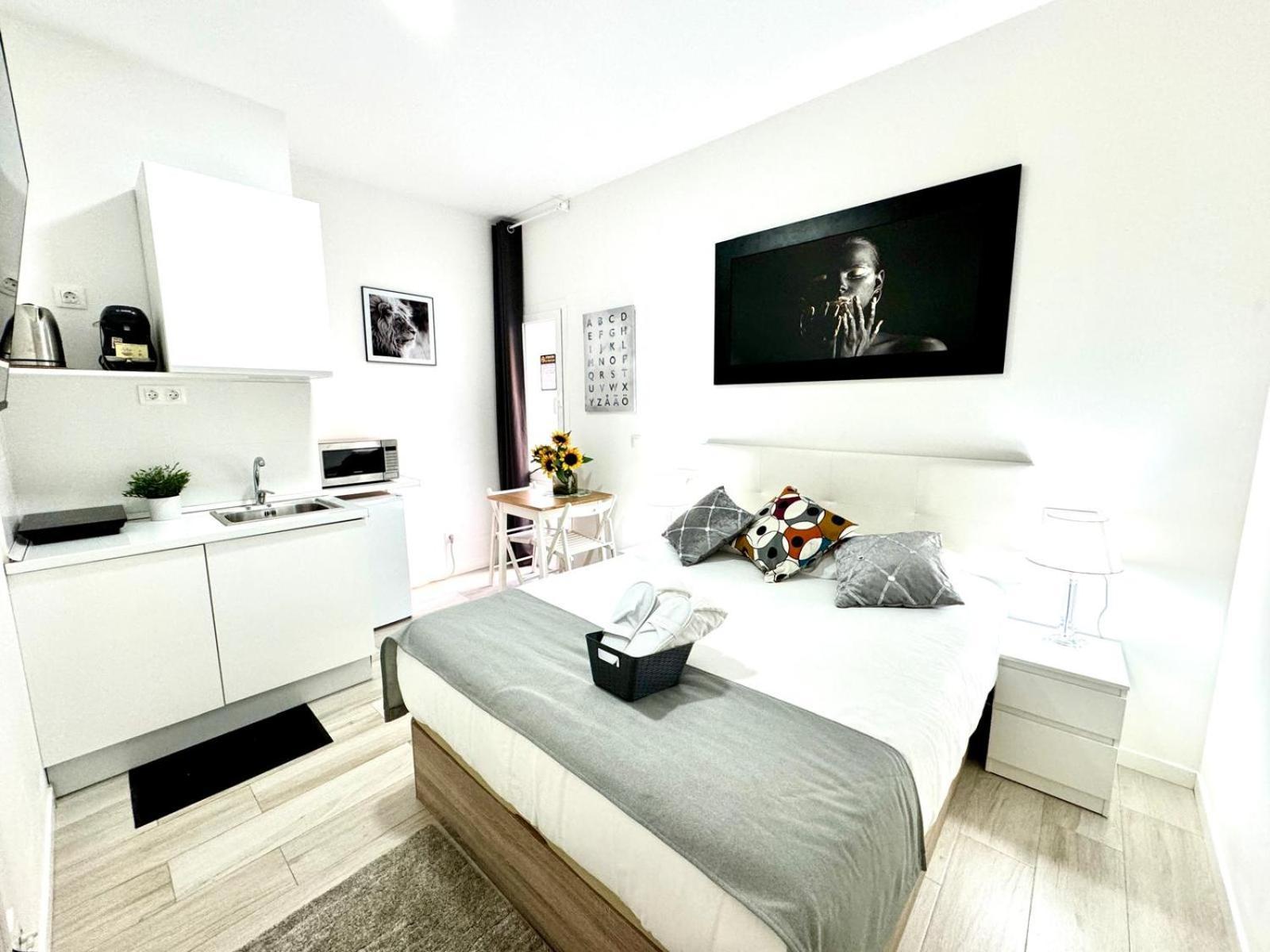 Cinco Torres Suites Madrid Exterior photo